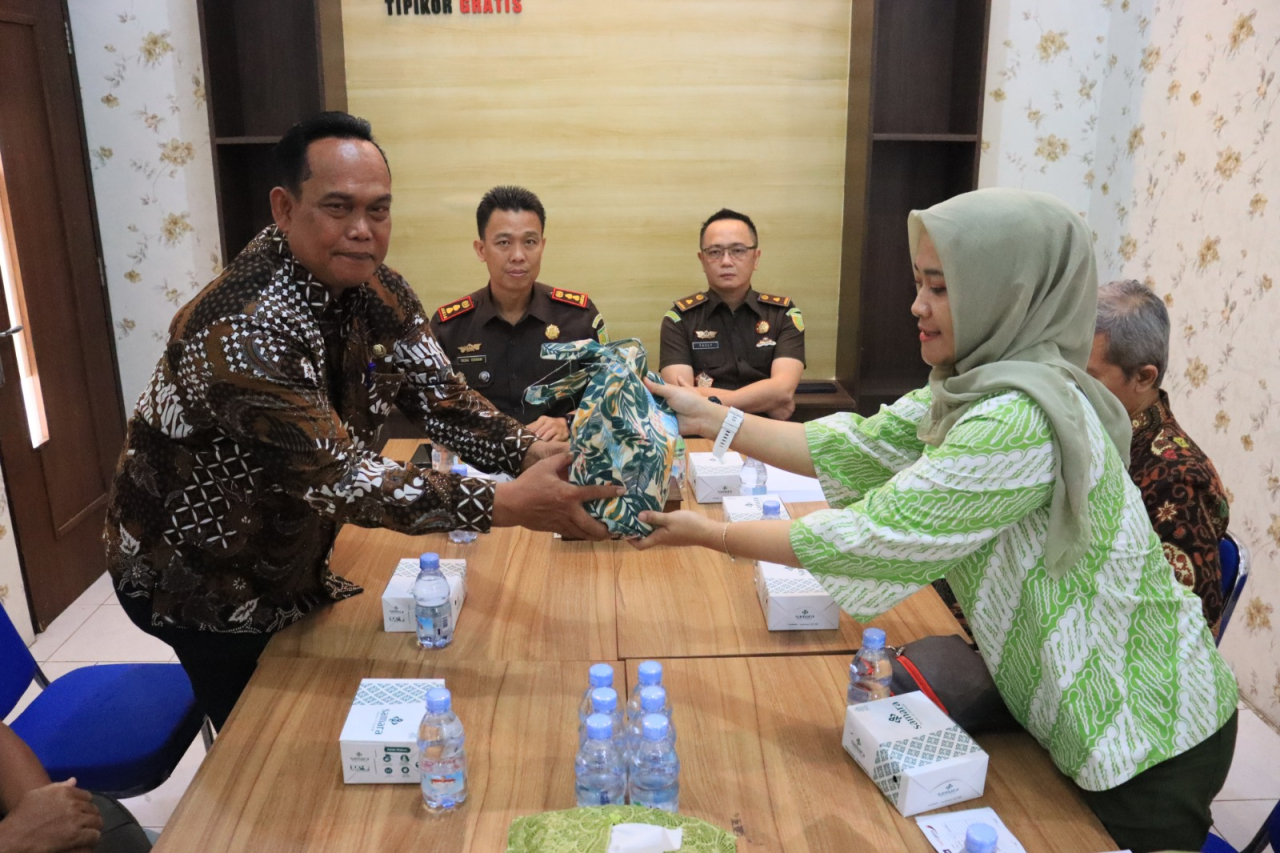 Eks Kadinsos Lamongan Hamdani Azhari saat menyerahkan pengembalian uang ke perwakilan Bank Jatim di Kejaksaan. SP/IST