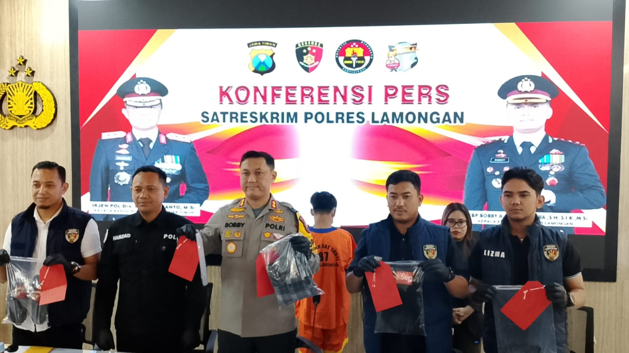 Kapolres bersama jajarannya saat menunjukan barang bukti baju milik korban. SP/MUHAJIRIN 