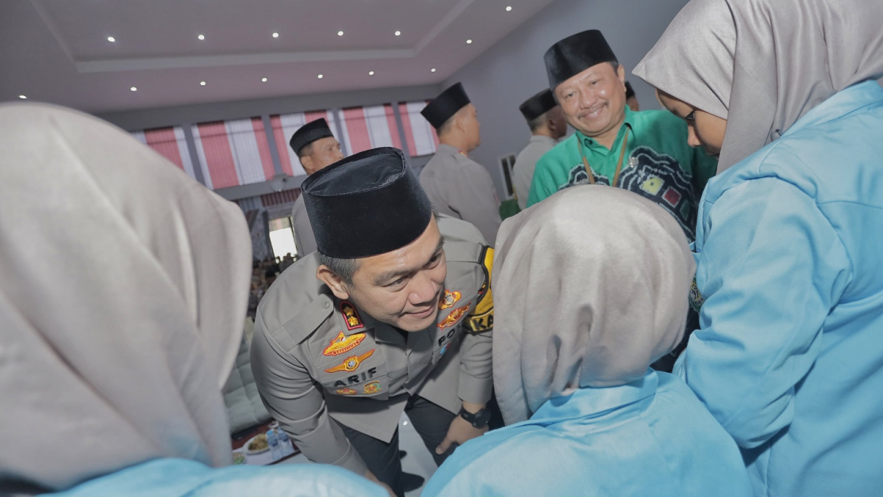 Kapolres Blitar AKBP Arif Fazlurrahman saat memberikan santunan kepada salah satu anak yatim. SP/Lestariono