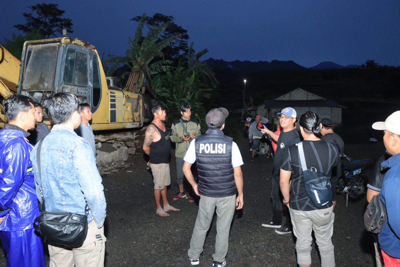 Satreskrim Polres Blitar kota dan Polsek Nglegok bersama Sat Samapta Polres Blitar Kota pada Jumat (31/1) lakukan tindakan tegas dengan menutup kawasan penambangan pasir liar di aliran Sungai Bladak. SP/Lestariono