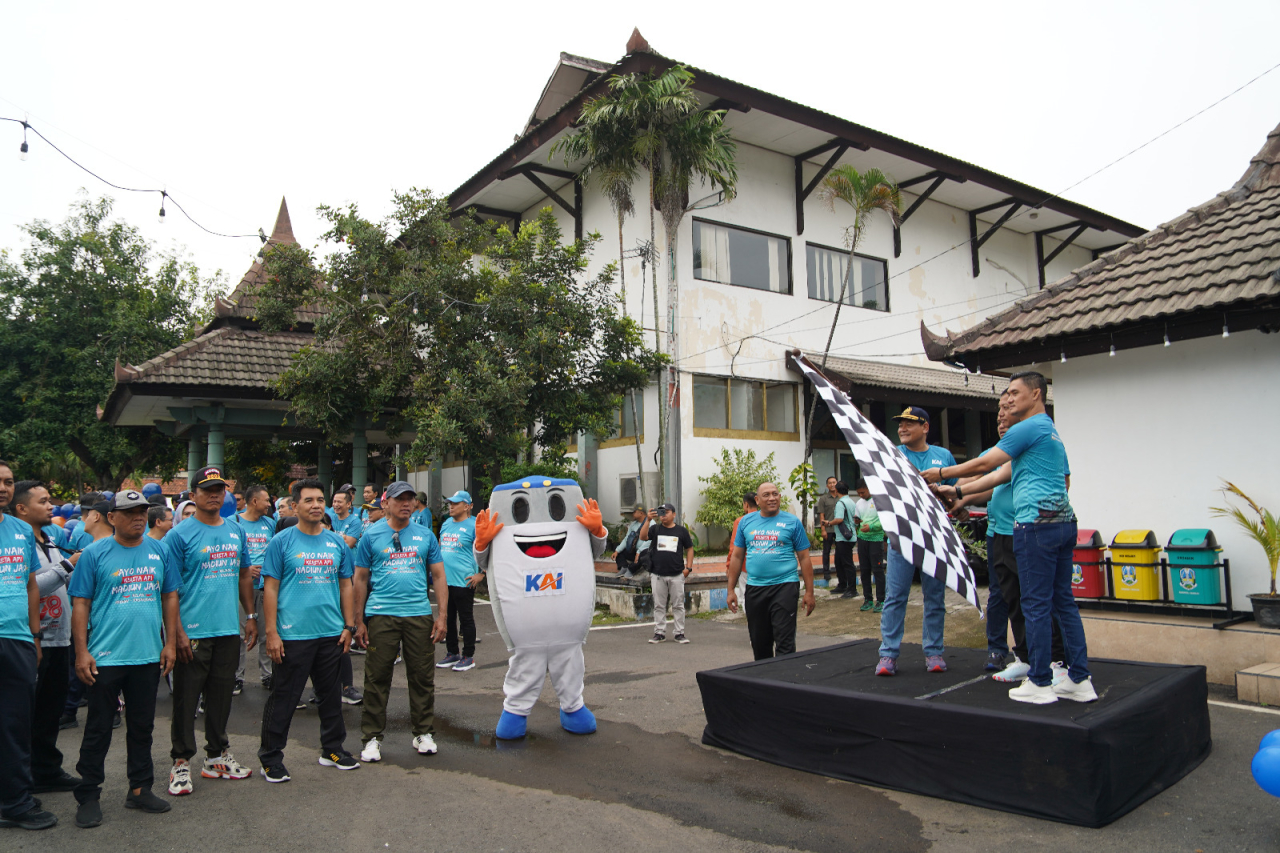 Jalan Sehat Bersama  sebagai bentuk sosialisasi dan promosi gaya hidup sehat, Jumat (31/01/2025). SP/Lestariono