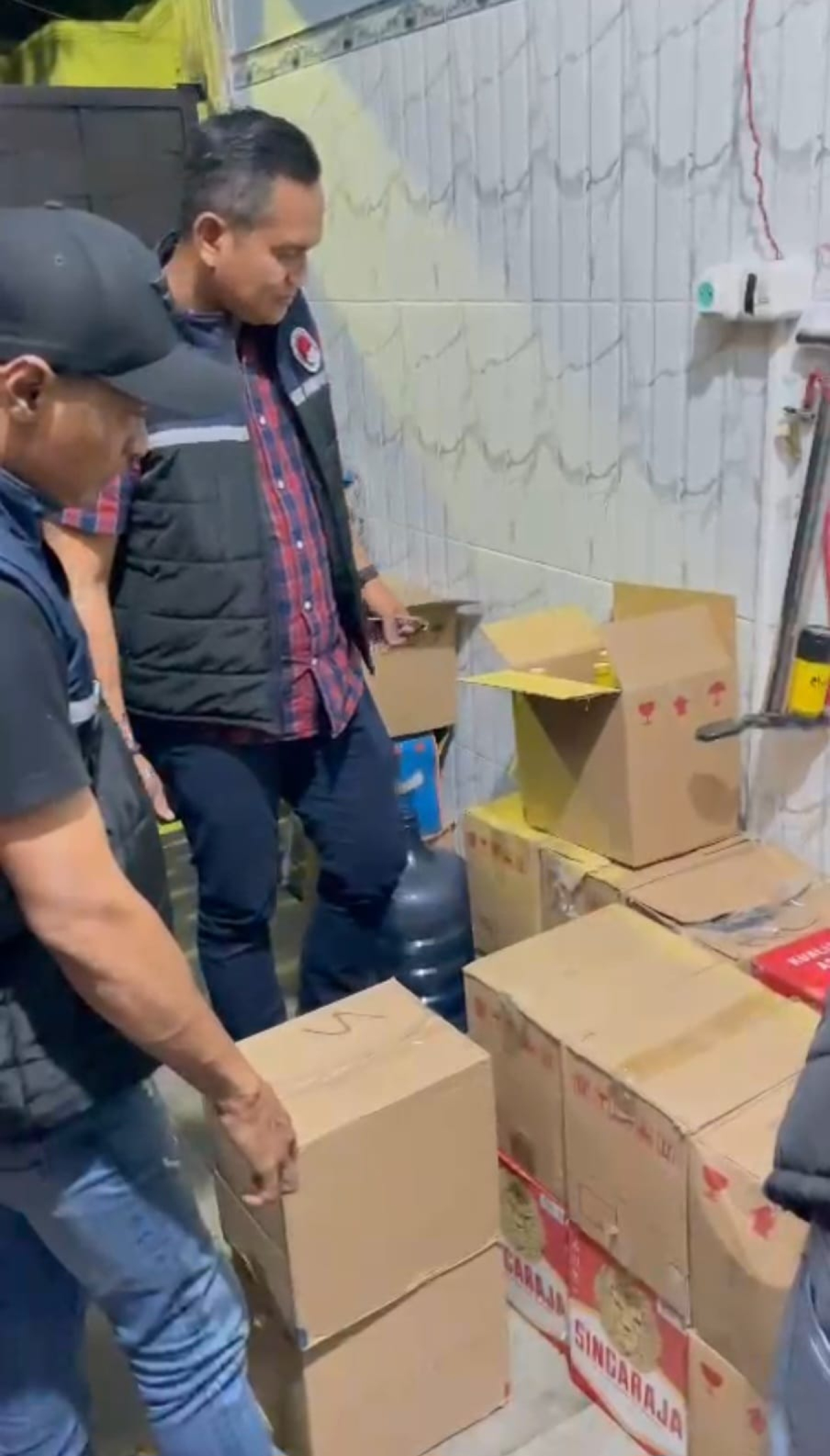 Kasatresnarkoba Polres Gresik Iptu Joko Suprianto memimpin langsung operasi pemberantasan minuman keras di wilayah Kecamatan Ujungpangkah pada Jumat (21/2) malam. SP/M Aidid