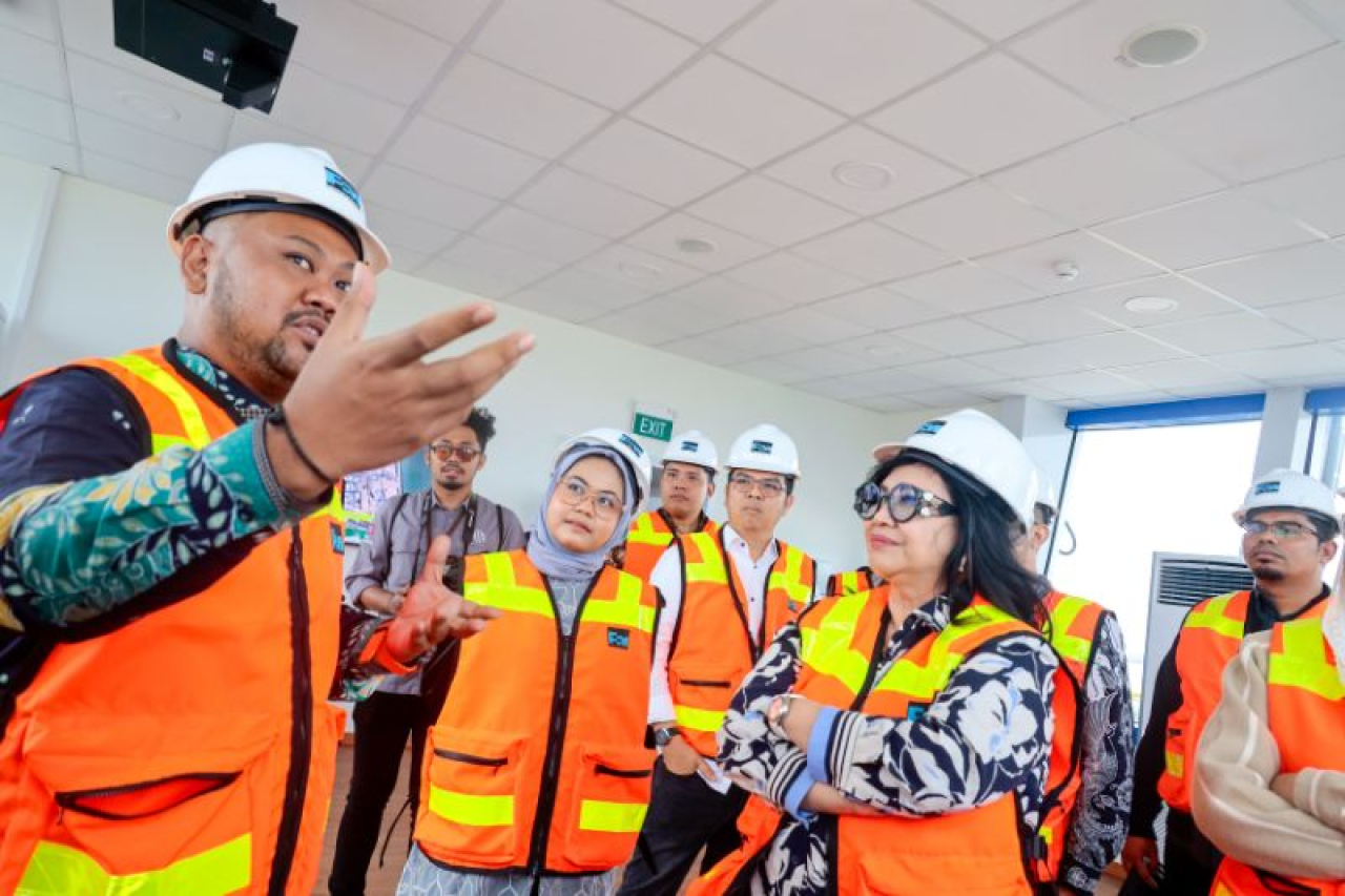 Bupati Gresik Fandi Akhmad Yani saat menyambut kunjungan anggota Komisi VII DPR RI ke PT Freeport Indonesia, di Kawasan Ekonomi Khusus Gresik, Kamis (6/2).