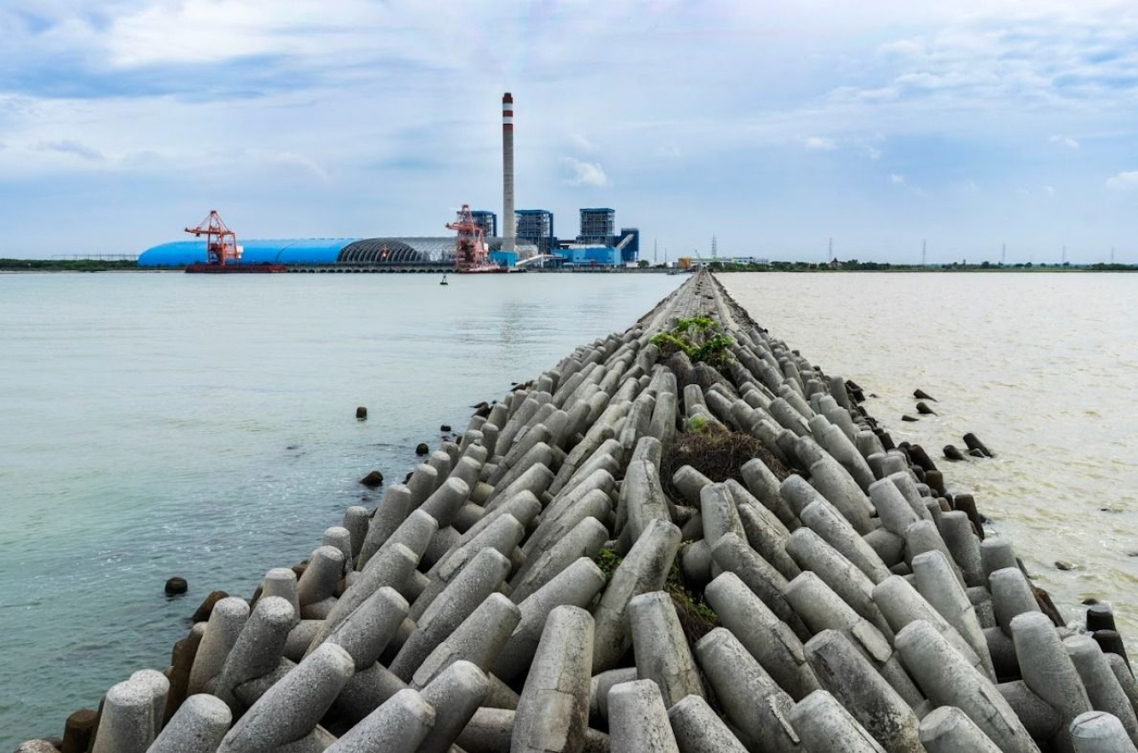 Pemanfaatan FABA dari PLTU Indramayu untuk tetrapod yang berfungsi mencegah terjadinya abrasi dan memperkuat struktur pantai. Foto/Humas PLN