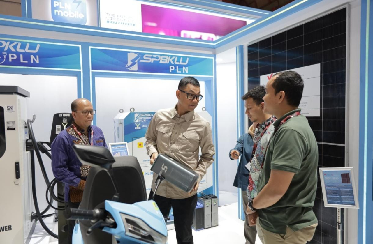 Dirut PLN, Darmawan Prasodjo (kedua dari kiri) dan Direktur Manajemen Risiko PLN, Suroso Isnandar (kiri) saat mengunjungi booth PLN di IIMS 2025 pada Minggu, (16/2/2025). Foto/Humas PLN