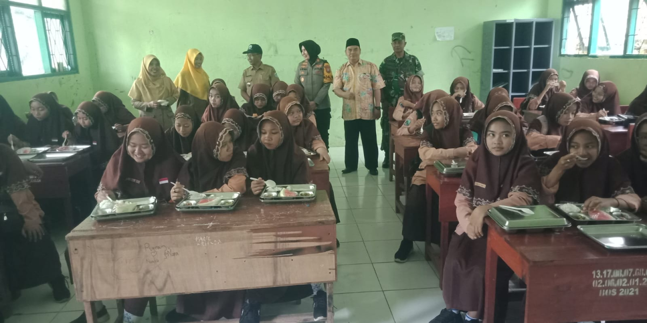 Siswa SMPN 2 Sunan Drajat Paciran Lamongan saat menikmati hidangan MBG.  FOTO:SP/MUHAJIRIN