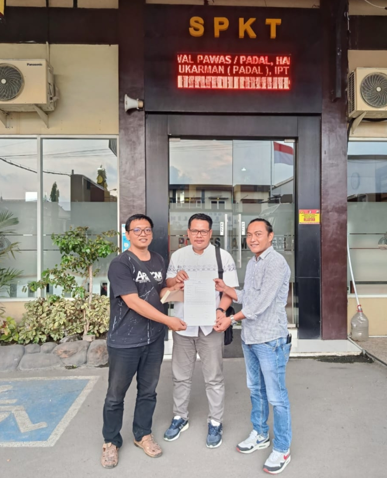 LBH PESSANDRA saat menunjukan bukti laporan pencemaran nama baik di SPKT Polres Lamongan. FOTO:SP/MUHAJIRIN