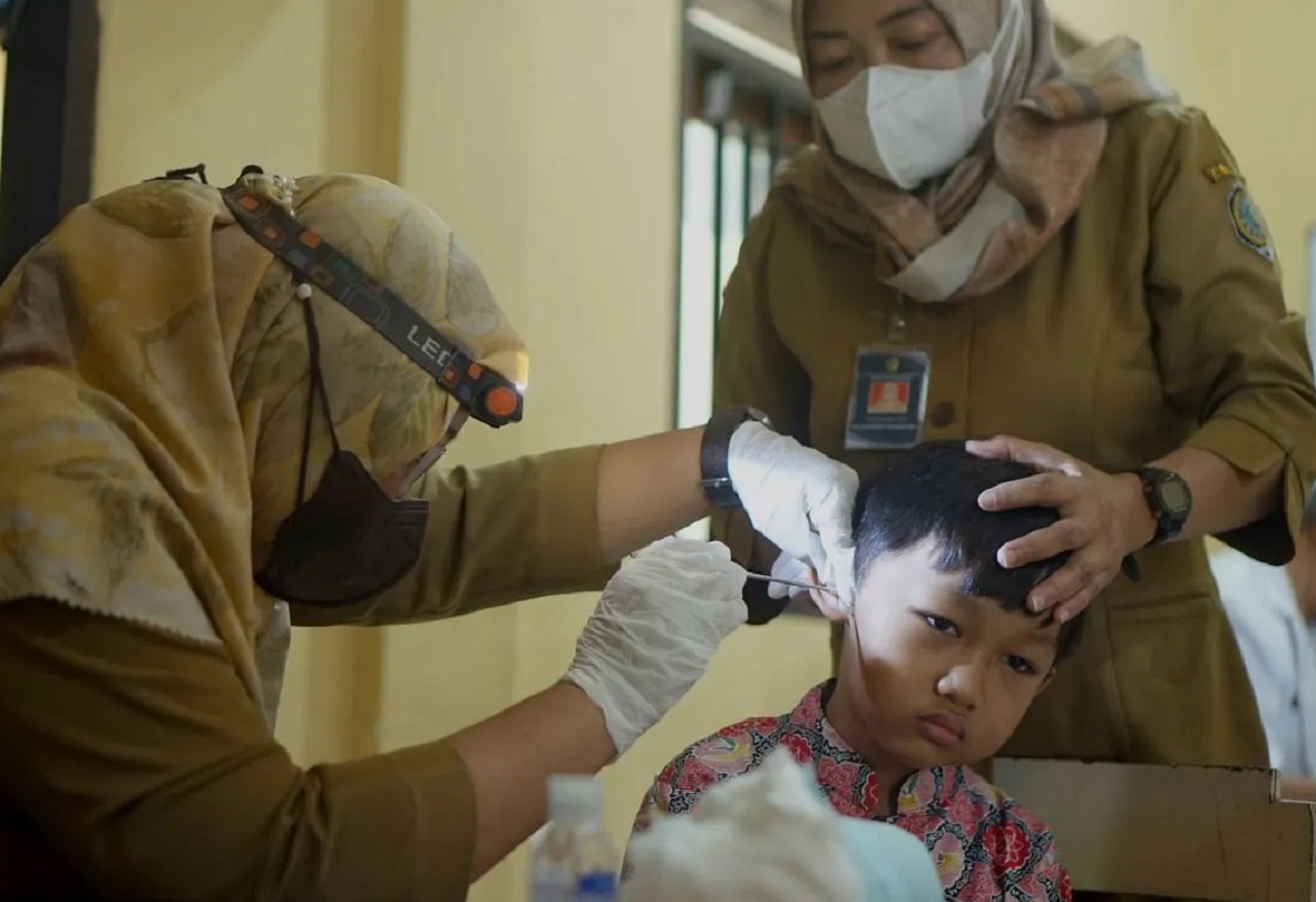 Dokter spesialis THT memeriksa kesehatan pendengaran siiswa di SDIT Nurul Fikri, Tulungagung, Jawa Timur. SP/ TLG