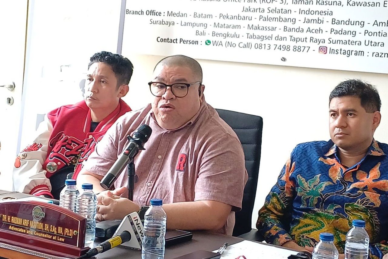 Advokat Razman Arif Nasution dan rekan seprofesinya, Firdaus Oiwobo, oleh Mahkamah Agung, Berita Acara Sumpah, dibekukan imbas kericuhan di dalam persidangan.