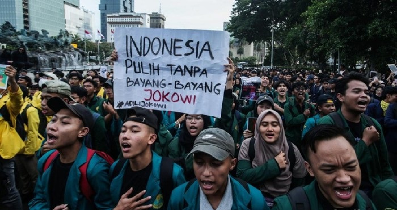 Massa mahasiswa menggelar aksi 'Indonesia Gelap' di kawasan Patung Kuda, Jakarta, Kamis (20/2). Mereka membawa beragam spanduk berisi kritik untuk pemerintah.