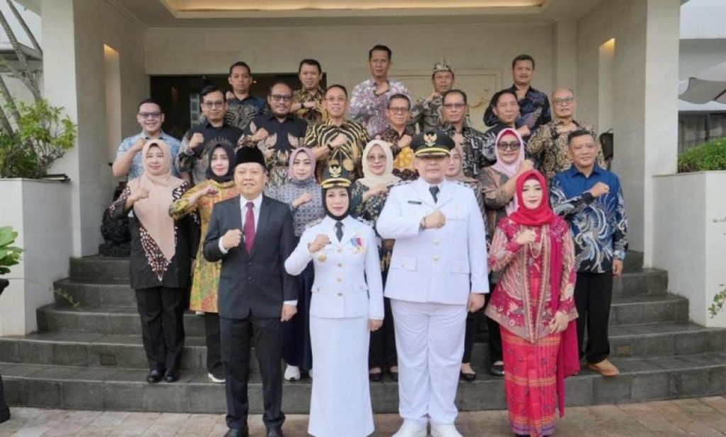 Ning Ita - Cak Sandi foto bersama para Kepala OPD Pemkot Mojokerto