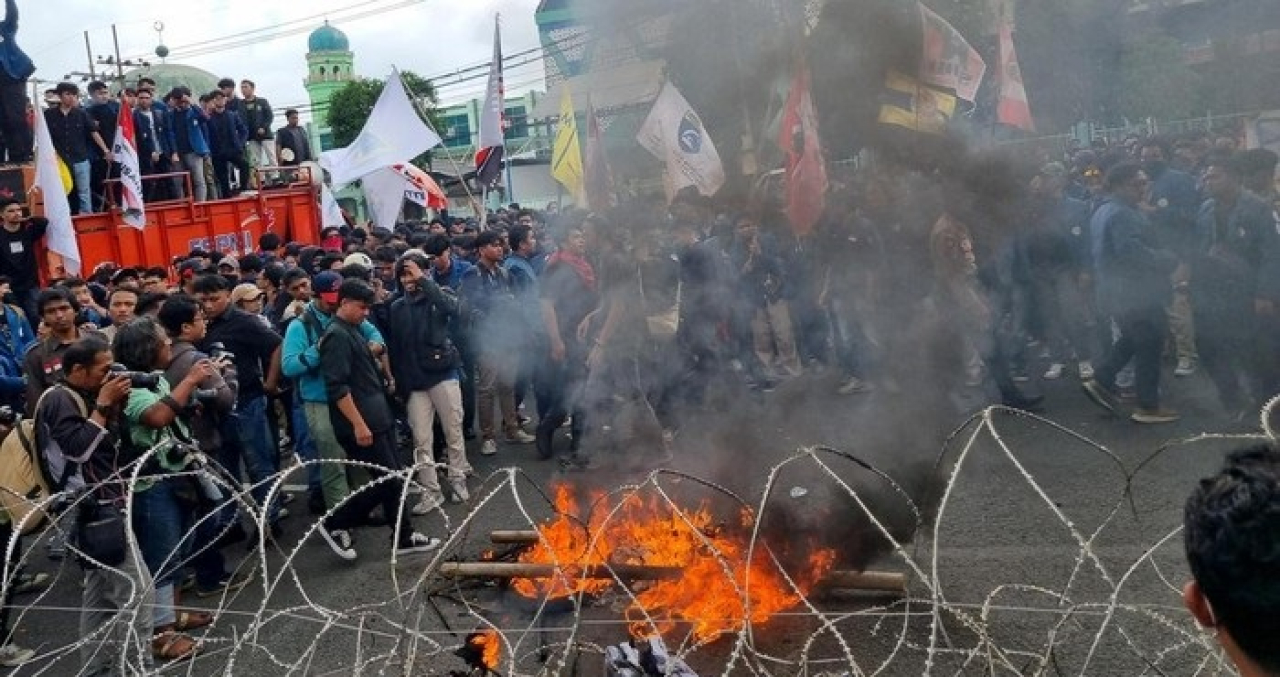 Ribuan mahasiswa dari beberapa kampus di Surabaya menggeruduk DPRD Jatim. Mereka unjuk rasa menyorot kebijakan pemerintah yang tidak berpihak pada rakyat. Situasi sempat memanas, dengan membakar ban di depan Gedung DPRD Jatim.