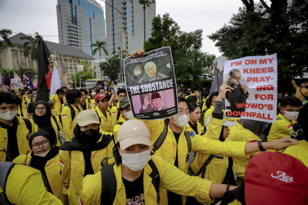 Massa mahasiswa terus mengalir ke arah Istana Negara, Jakarta Pusat. Mereka demo bertajuk #IndonesiaGelap.