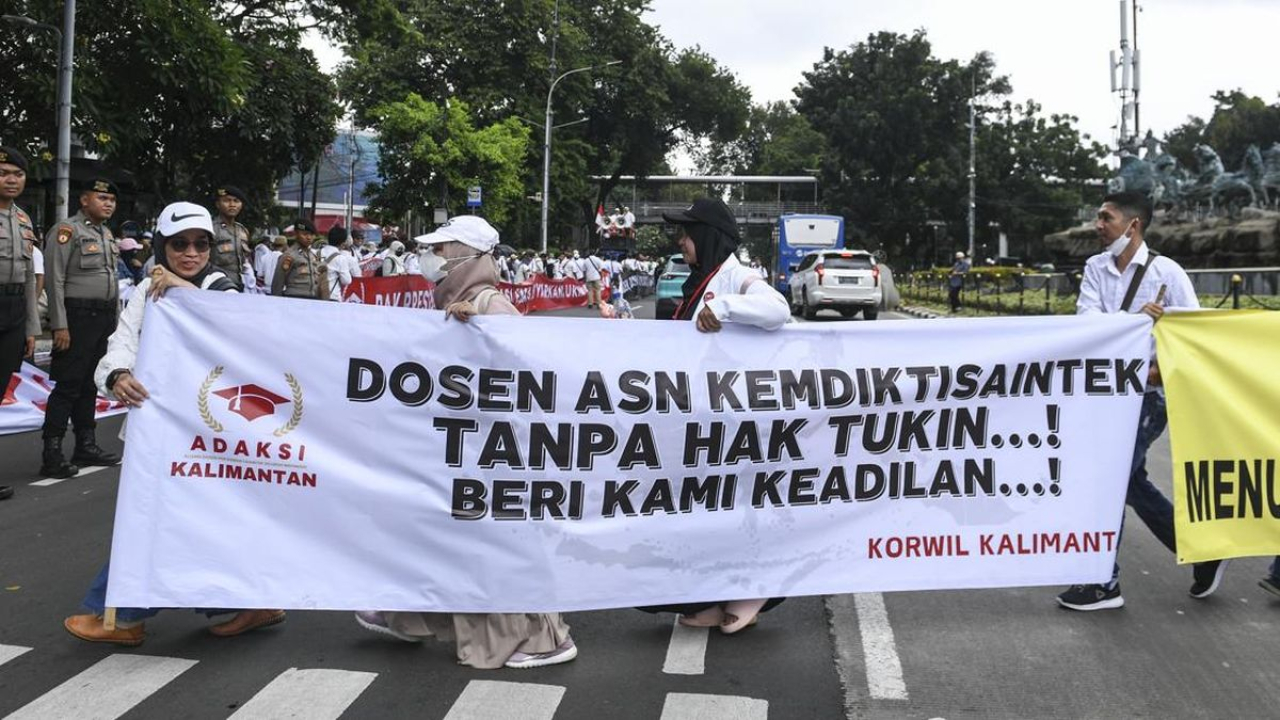 Dosen-dosen yang tergabung dalam ADAKSI menggelar aksi di Patung Kuda, Jakarta, menuntut tukin sejak 2020 dibayar pemerintah, Senin (3/2/2025).