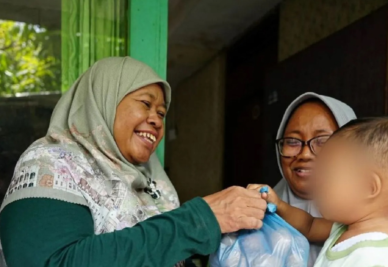 Kepala Dinkes PPKB Kota Madiun Denik Wuryani (kiri) memberikan bantuan telur ayam 1 kilogram secara langsung kepada anak dengan kasus stunting melalui program Gelinting Simas (Gerakan Peduli Stunting untuk Generasi Emas)  