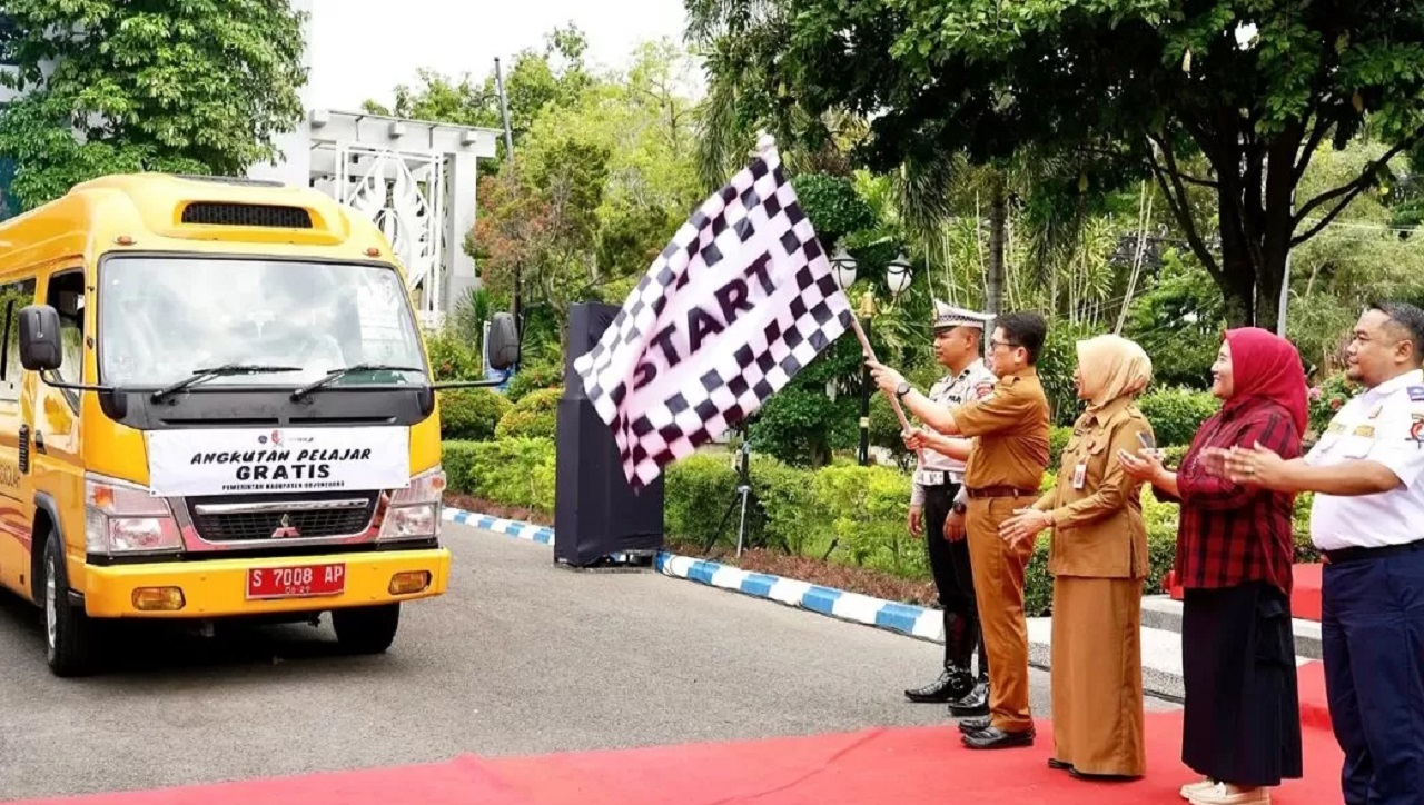 Bus sekolah atau pelajar saat diluncurkan di Pendopo Pemkab Bojonegoro. SP/ BJN