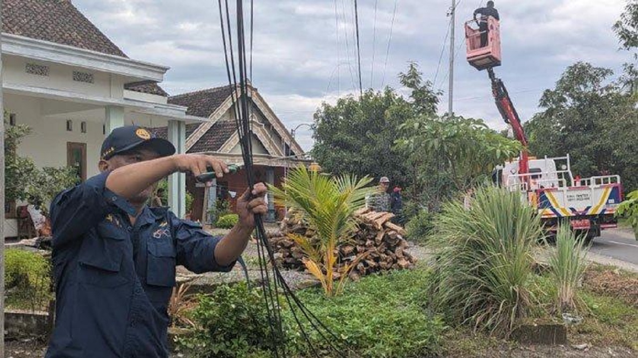 Petugas Dishub Kabupaten Madiun tengah membredel kabel Fiber Optik Sambungan Telekomunikasi,sepanjang 10 kilometer di tiga ruas jalan Kecamatan Saradan. SP/ MDN