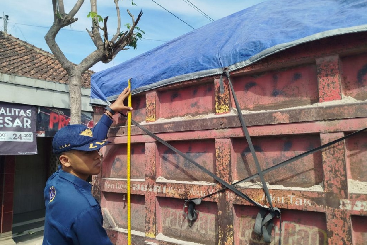 Petugas gabungan saat memeriksa muatan truk material yang melintas di jalan provinsi Kabupaten Ponorogo, Jawa Timur. SP/ PNG
