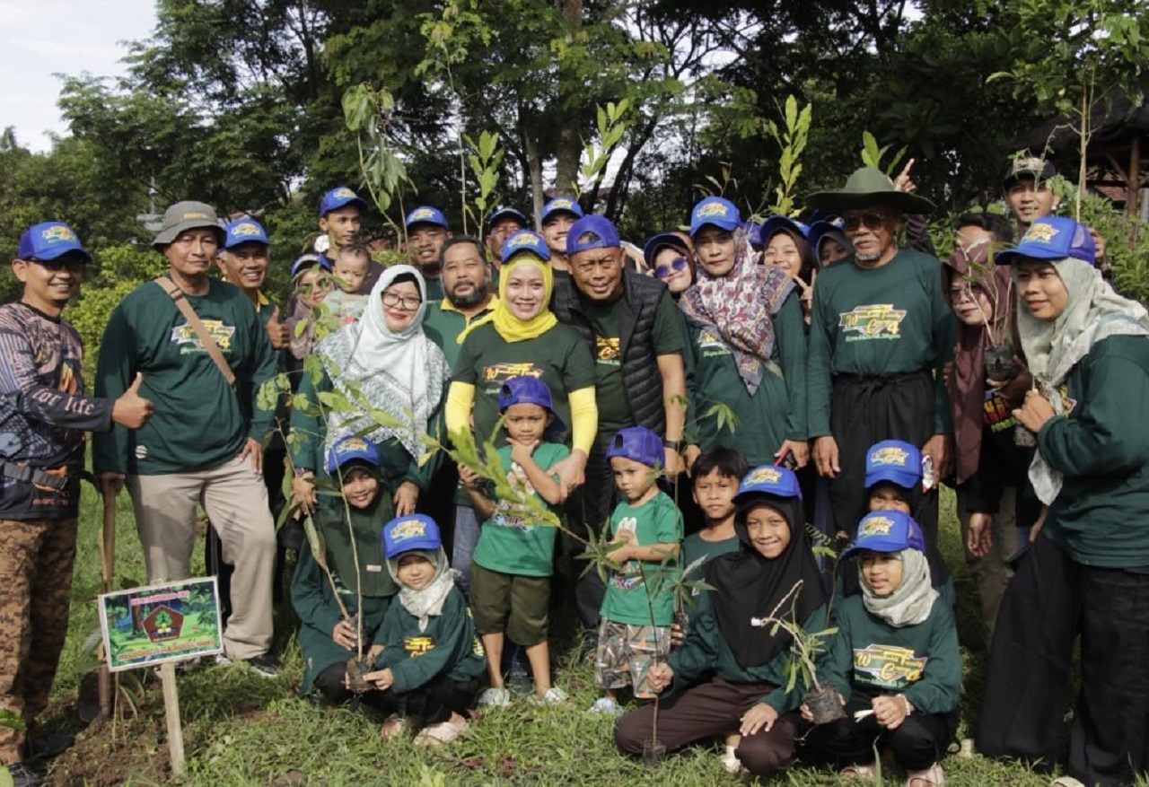 Bupati Ponorogo Sugiri Sancoko saat mengikuti aksi gerakan penghujauan ribuan bibit tanaman produktif. SP/ PNG