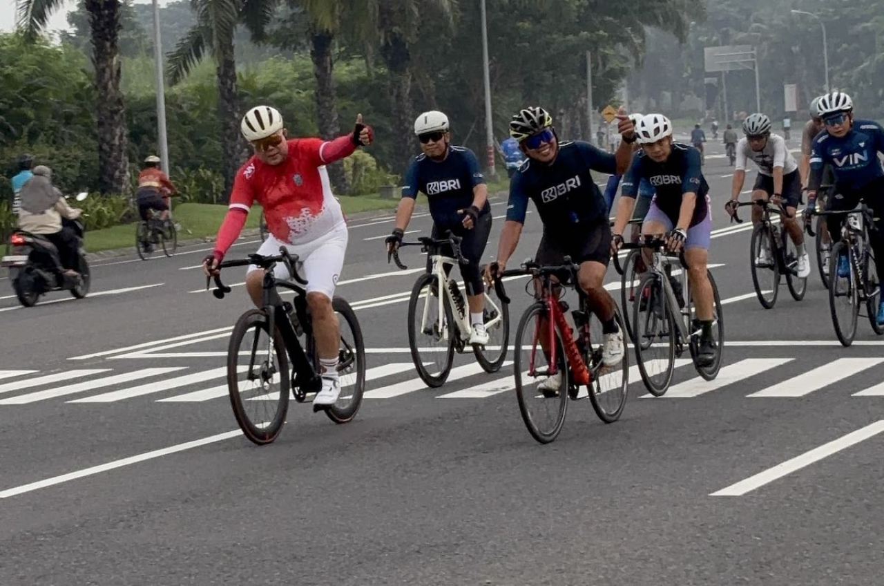 Dokter Agung (kaos Merah Putih) saat Gowes Pagi di Pakuwon City, Kamis 27/2/2025.
