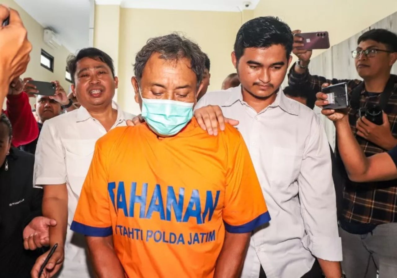 Pelaku NK, pemilik salah satu panti asuhan di Surabaya, saat ditangkap dan ditunjukkan dalam rilis kasus kekerasan seksual dan pencabulan terhadap anak asuhnya di Polda Jatim.