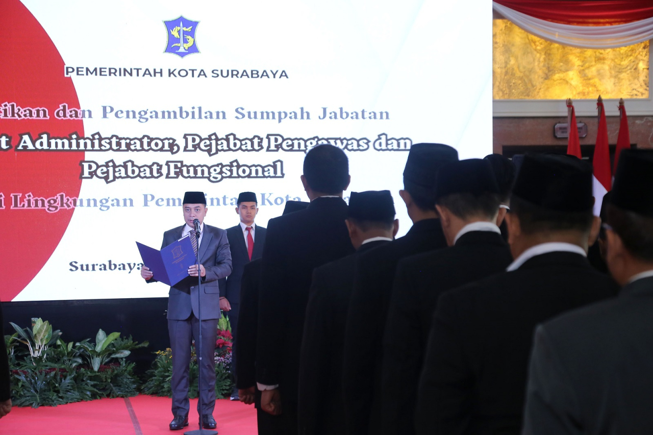 Wali Kota Surabaya, Eri Cahyadi melantik pejabat di lingkungan Pemerintah Kota Surabaya