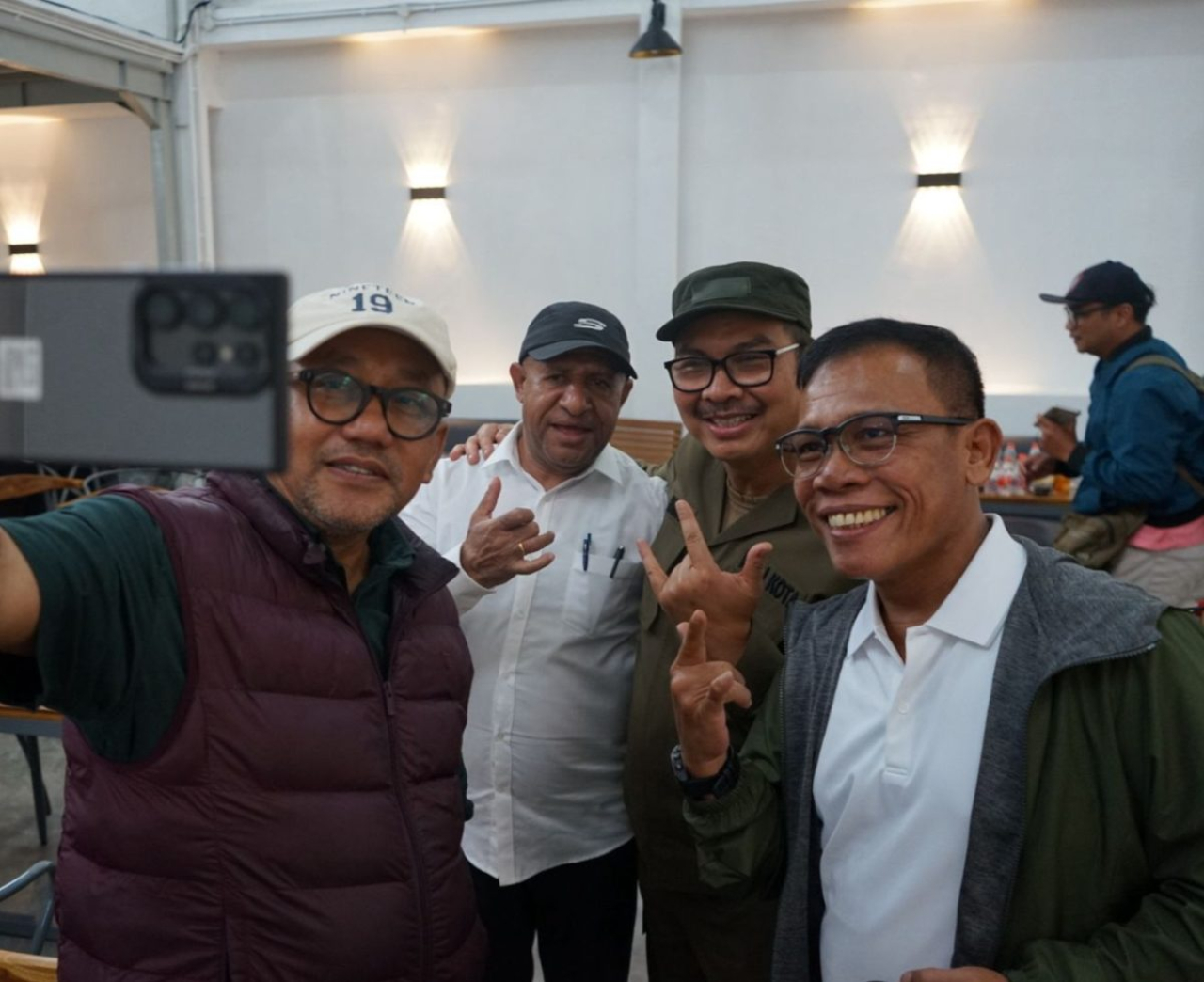 Pramono Anung, Gubernur Jakarta yang juga merupakan kader PDIP, masih menunggu perintah Ketua Umum PDIP terkait keikutsertaan kepala daerah PDIP untuk ikuti retret di Akmil Magelang.