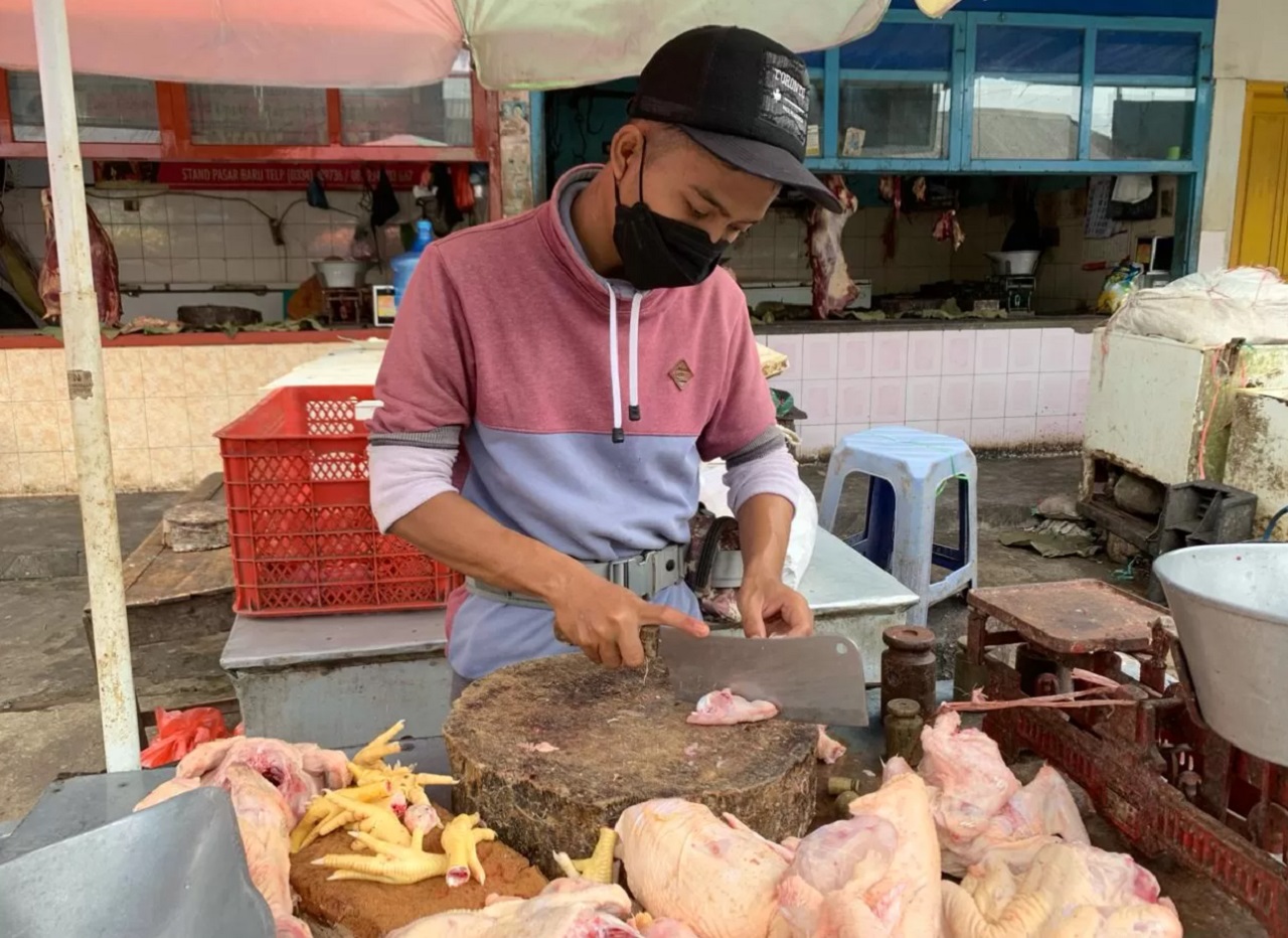Ilustrasi. Pedagang daging ayam di pasar tradisional Lumajang, Jawa Timur. SP/ LMJ