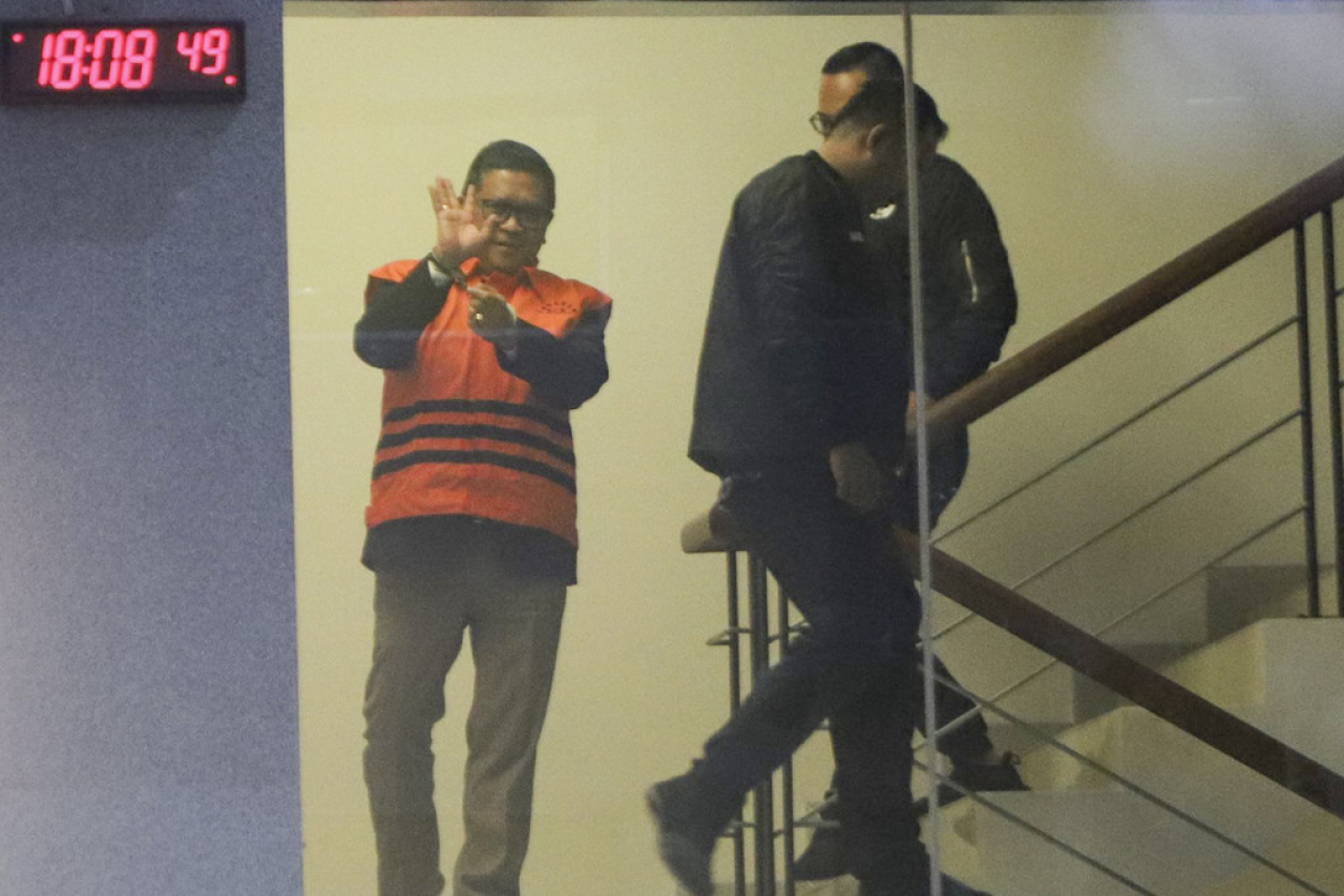 Ekspresi Hasto Kristiyanto, Sekjen PDIP usai ditetapkan tersangka dan langsung ditahan oleh KPK, Kamis (20/2/2025), masih sempat melambaikan dan mengepalkan tangan meski tangan diborgol.