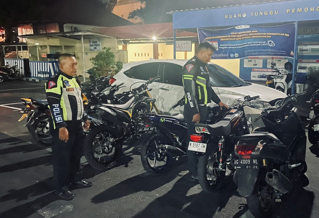 Sejumlah petugas Polres Blitar Kota lakukan Operasi keamanan di ruas ruas jalan dalam kota Blitar. SP/ Lestariono