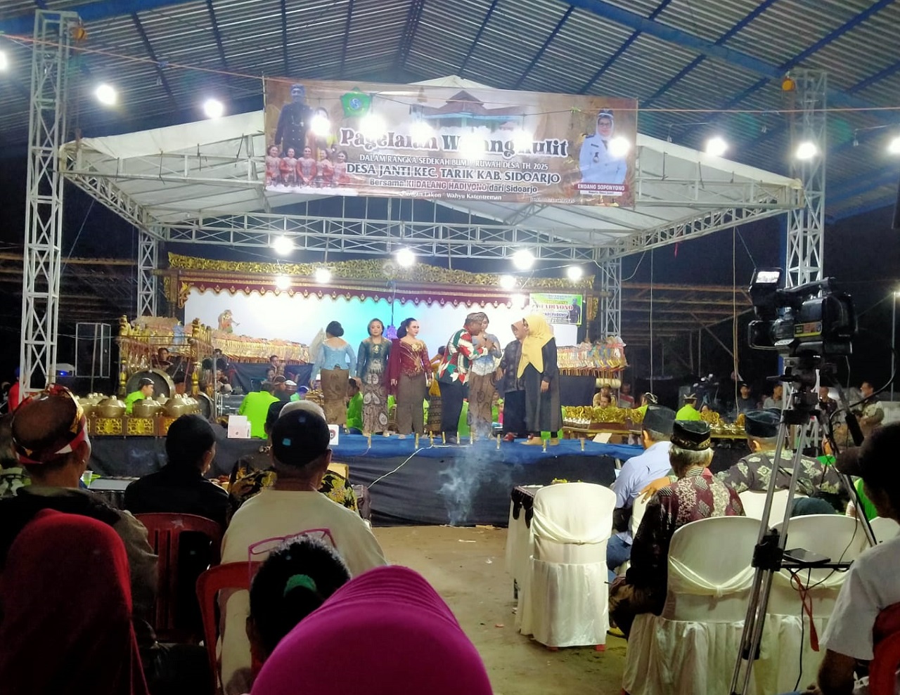 Acara sedekah bumi Desa Janti, Kecamatan Tarik di gedung serbaguna. SP/JUM