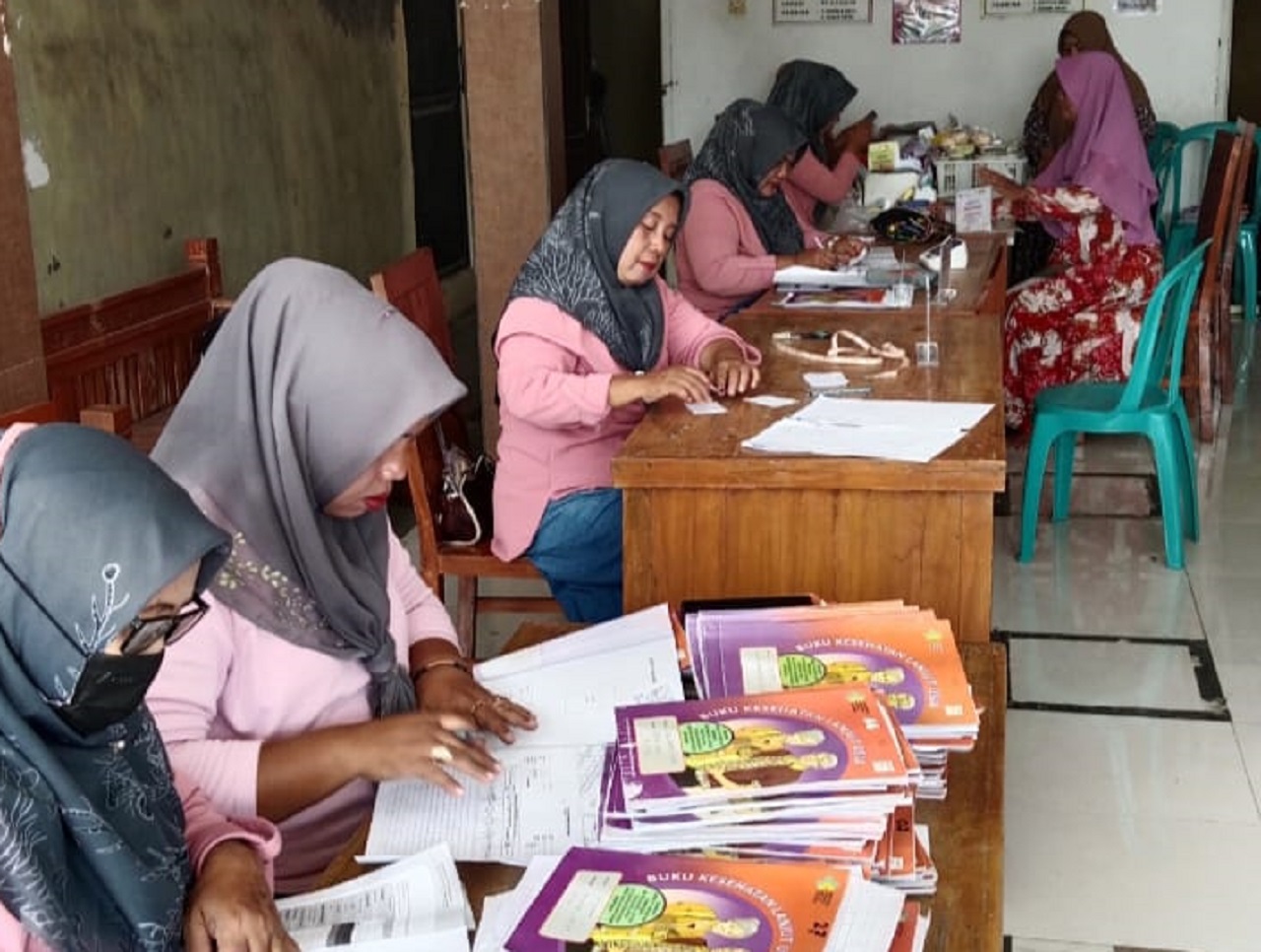 Kader kesehatan Desa Dukuhsari, Kecamatan Jabon, Kabupaten Sidoarjo melaksanakan kegiatan rutin tiap bulan untuk melayani warga Dukuh sari Kidul bertempat di Posyandu Mawar 1 balai RW 02. SP/ HIKMAH