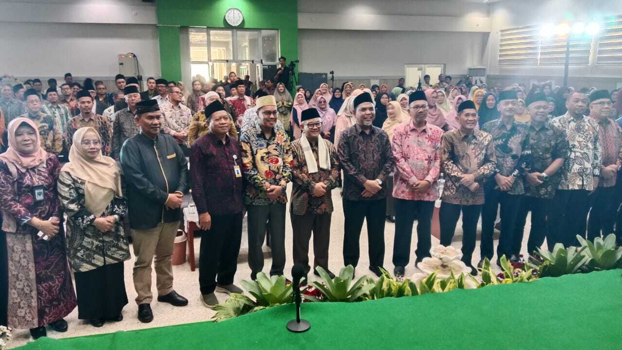 Menteri Pendidikan Dasar dan Menengah Prof. Dr. H. Abdul Mu'ti M. Ed memakai (Red.sorban putih) SP/Hikmah