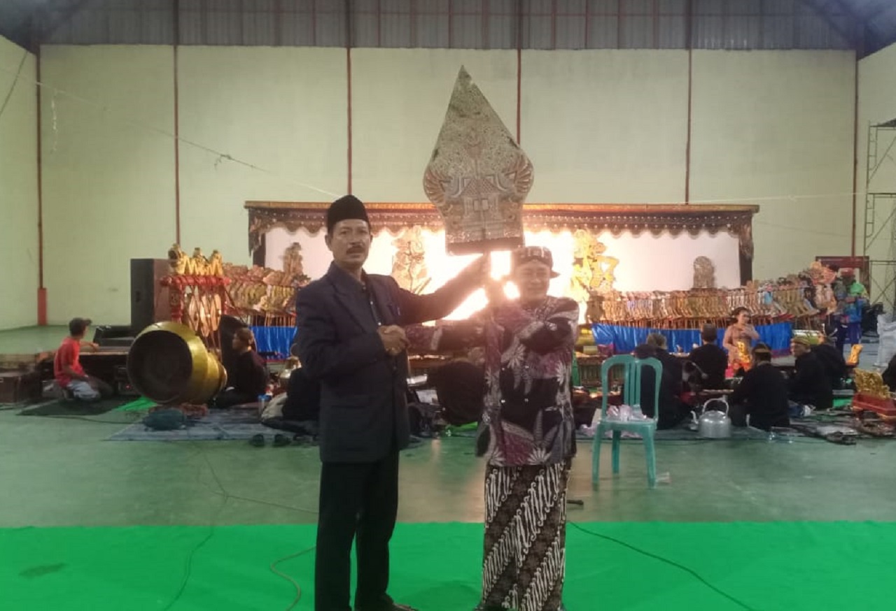 Ritual sedekah bumi atau yang dikenal dengan ruwat desa di desa, Sugihwaras Kecamatan Candi, Sidoarjo meriahkan pagelaran wayang kulit. SP/ HIKMAH
