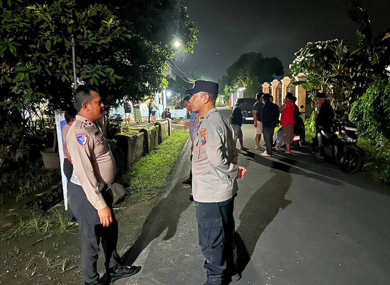Polres Blitar saat meninjau ke lokasi kejadian peristiwa kecelakaan tunggal yang dialami 3 pemuda. SP/ Lestariono