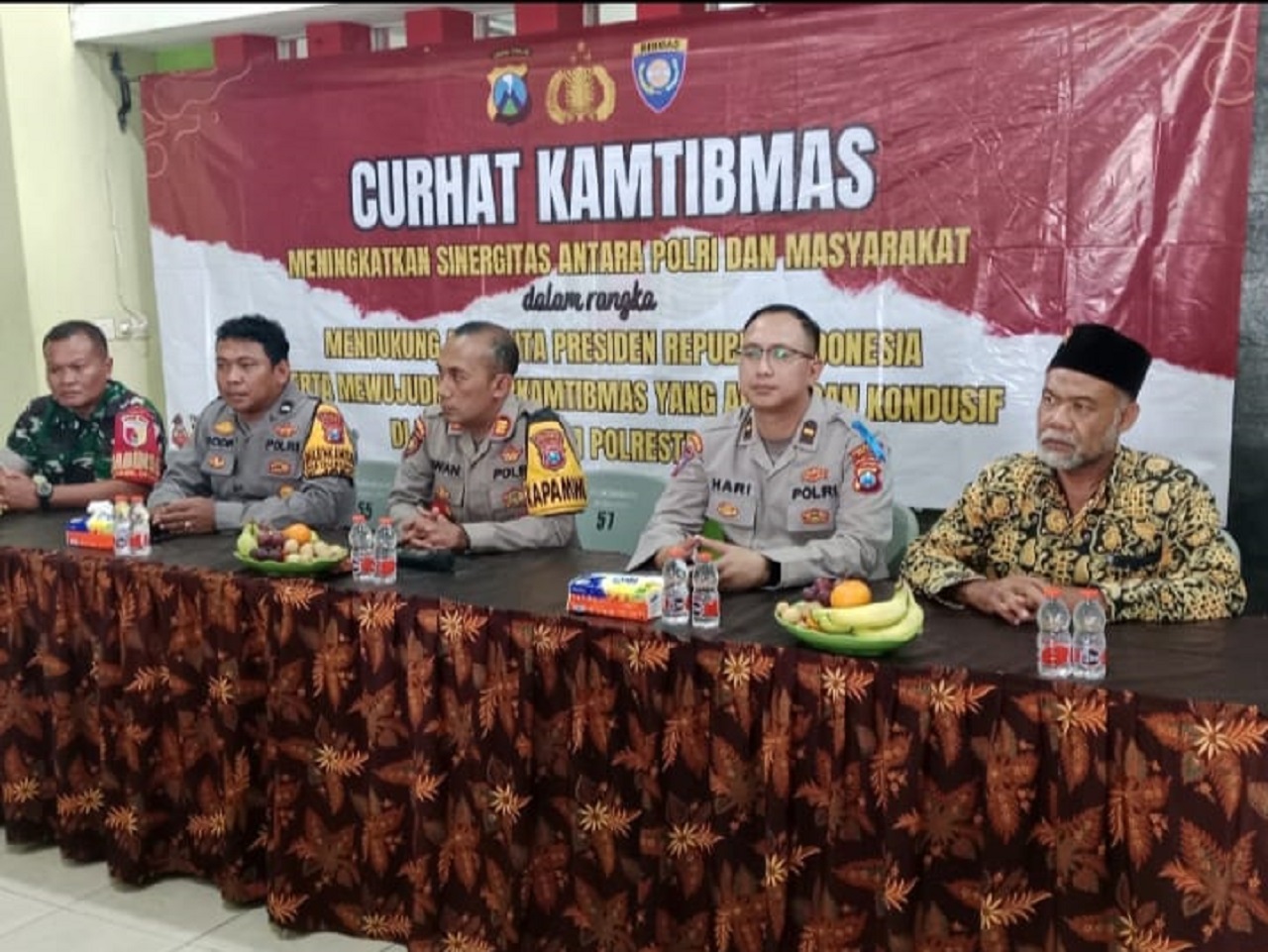 Kapolsek Jabon AKP Irwan S. mendampingi Ipda Hari Dwi  Restikawanto Kanit Bimtibsos Polresta Sidoarjo. SP/Hikmah