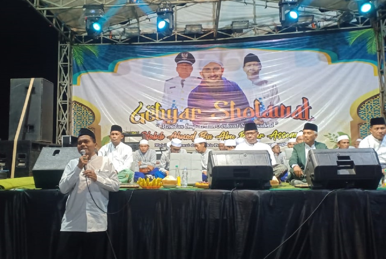 Pemdes Kludan Kecamatan Tanggulangin menggelar acara Gebyar Sholawat bersama Habib Ahmad Bin Abu Bakar Assegaf. SP/ HIKMAH