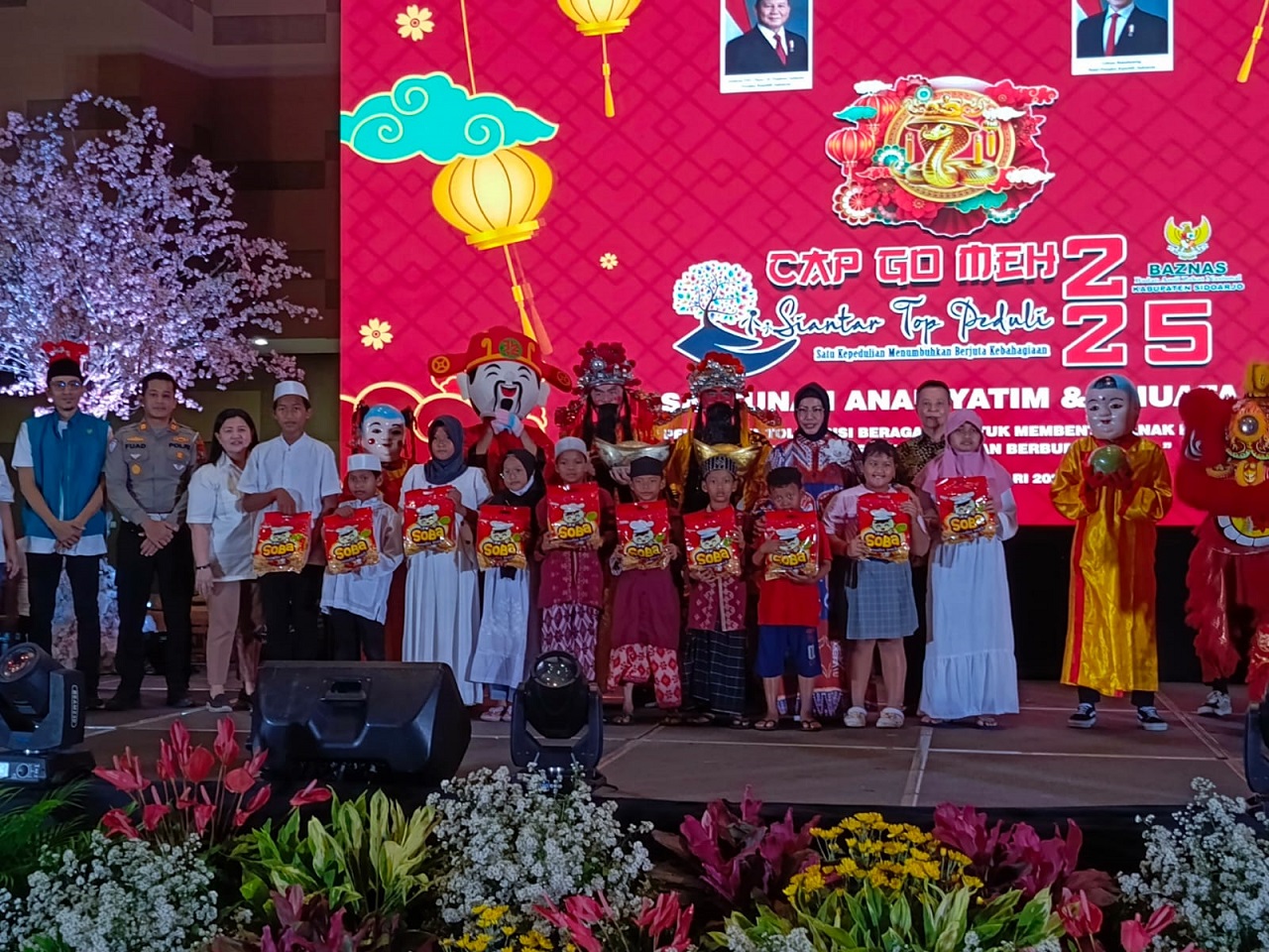 santunan dalam rangka cap Go Meh 2025 dari siantar top peduli dengan menggandeng Baznas Sidoarjo di Mal Pelayanan Publik (MPP) jalan lingkar timur Sidoarjo, Minggu (16/2/2025). SP/ HK