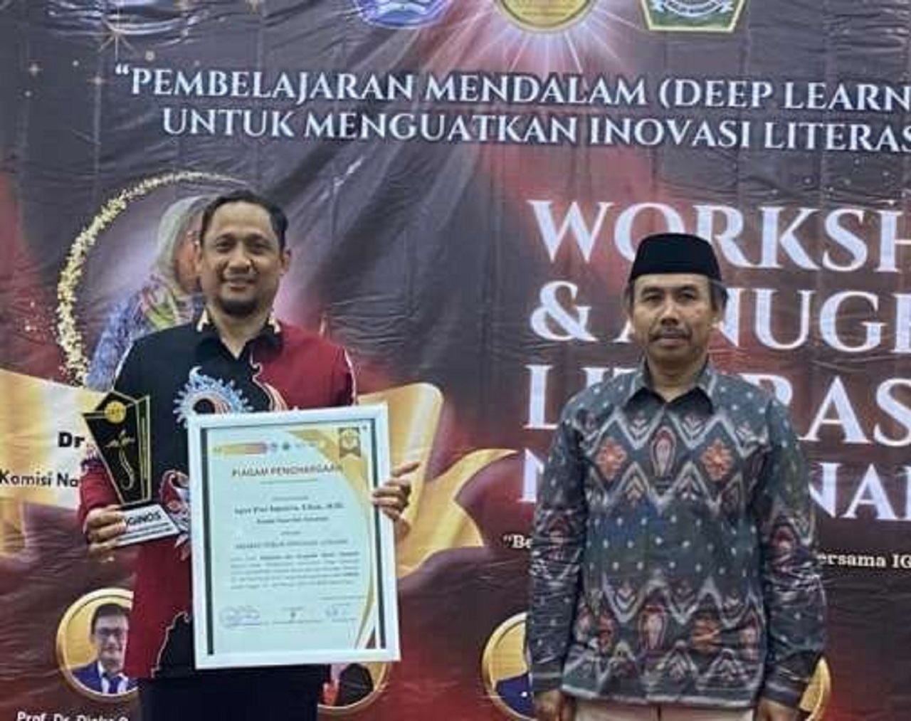 Kepala Dinas Pendidikan (Disdik) Sumenep, Agus Dwi Saputra saat menerima penghargaan sebagai Pejabat Penggiat Literasi Nasional 2025. SP/ ROS