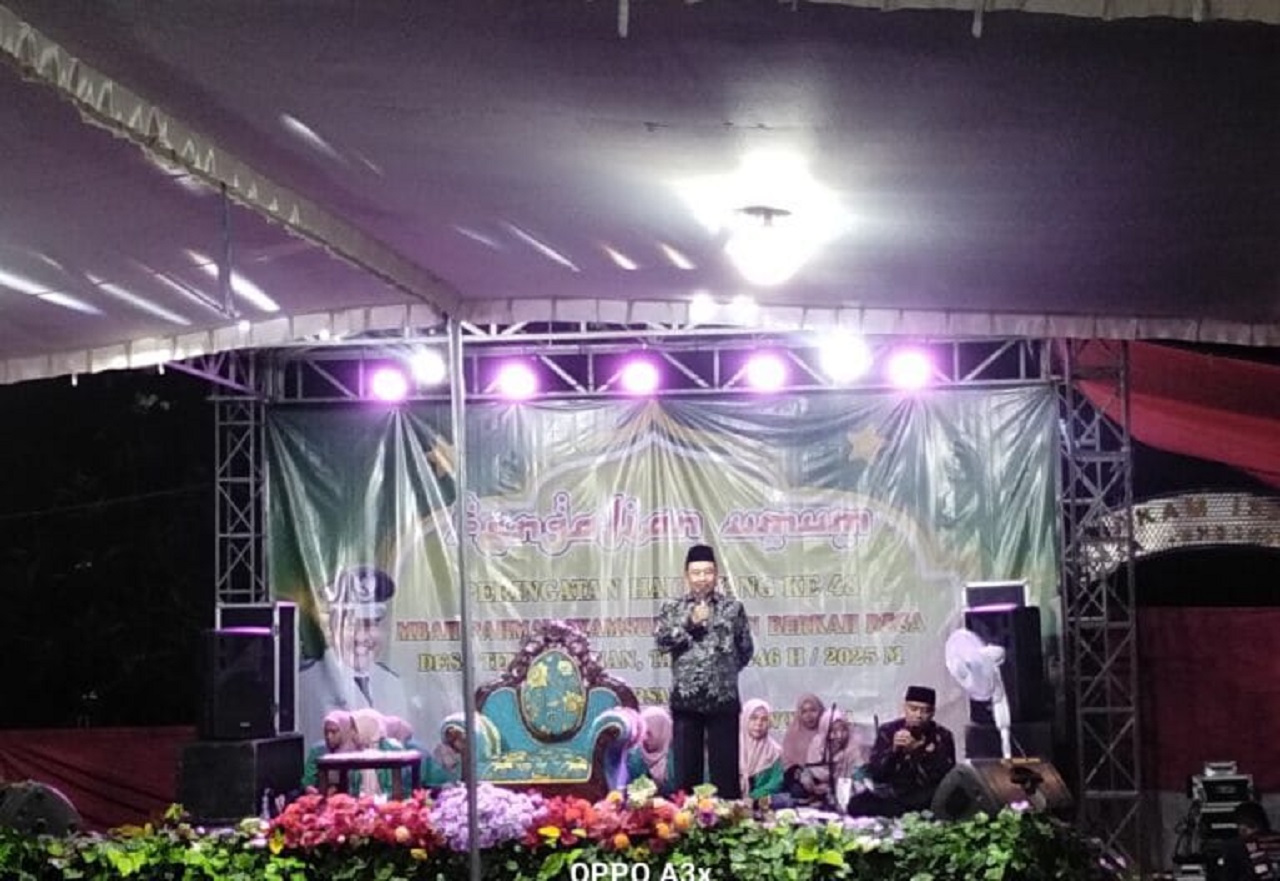 Pengajian Akbar dalam rangka Tasyakuran bersih desa atau haul di halaman depan makam Mbah Rahmat Syamsudin atau sesepuh Desa Tenggulunan Tahun 1446 H/2025 M. SP/ HIKMAH