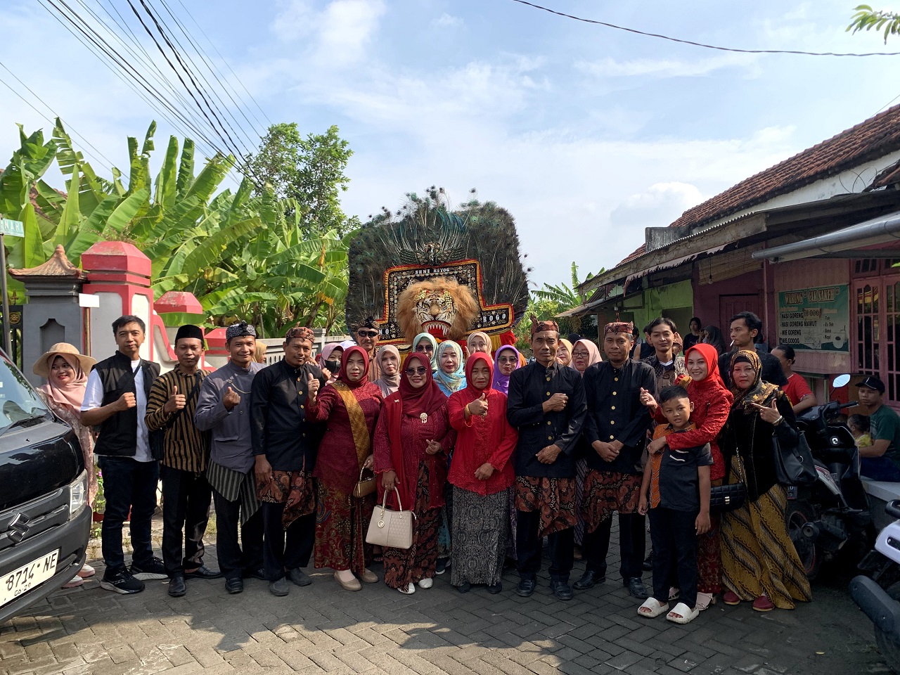 Kades Waruberon, Syaiful, saat foto bersama perangkat desa dan warga. SP/JUM