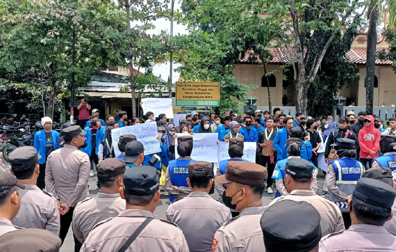 Ratusan mahasiswa PMII Lamongan saat melakukan aksi demontrasi di depan kantor Kejaksaan Lamongan. SP/MUHAJIRIN 