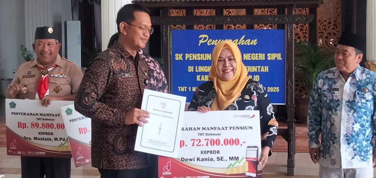 Dewi Kania SE PNS yang memasuki masa Pensiun, terima THT secara simbolis di sampaikan Kepala BKD Budi Basuki. SP/ HANDOKO