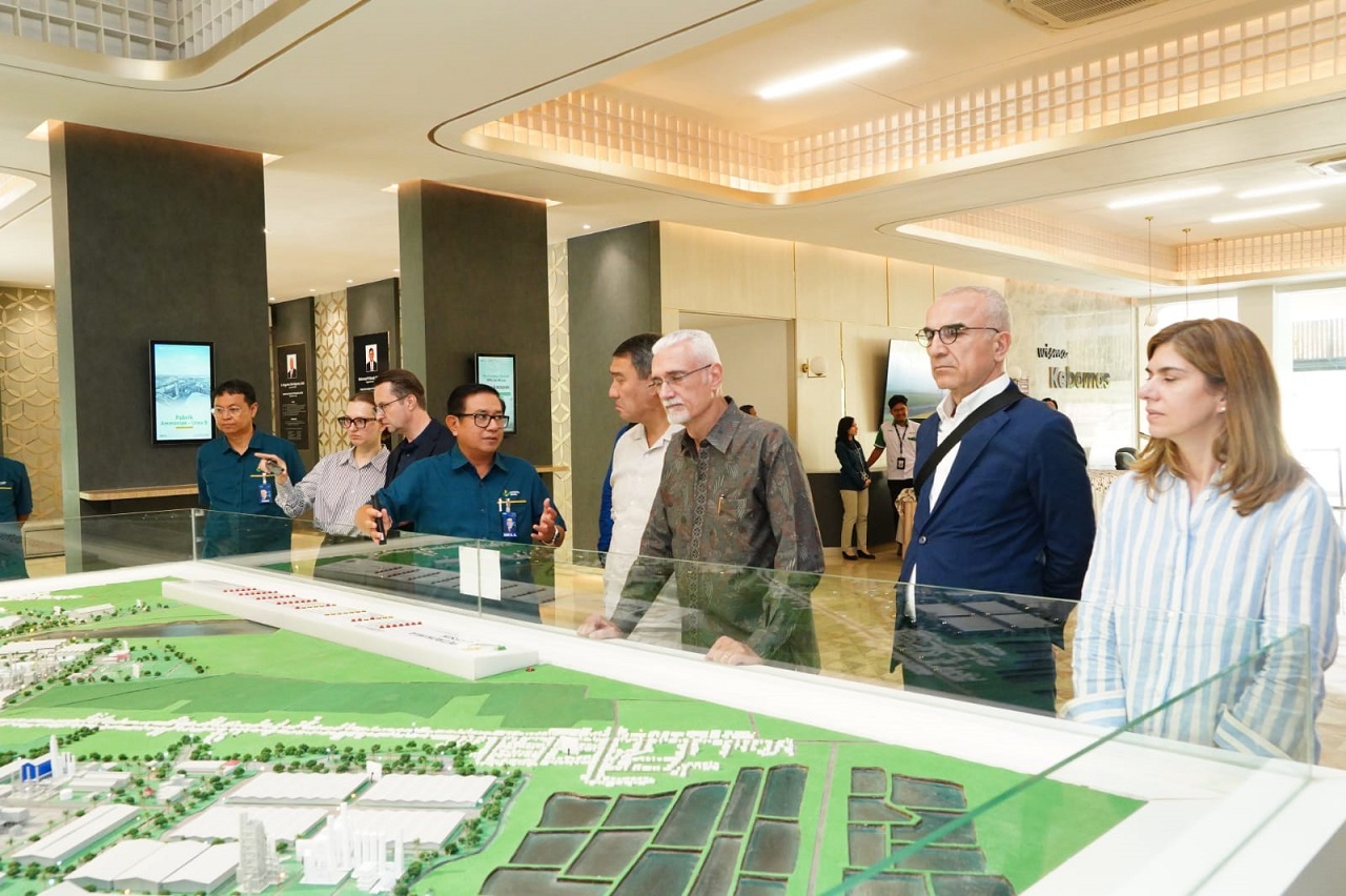 Direktur Utama PG Dwi Satriyo Annurogo (empat dari kiri) bersama Duta Besar Eurasian Economic Union (EAEU) saat mengunjungi Exhibition Building Wisma Kebomas Petrokimia Gresik. SP/Maidid