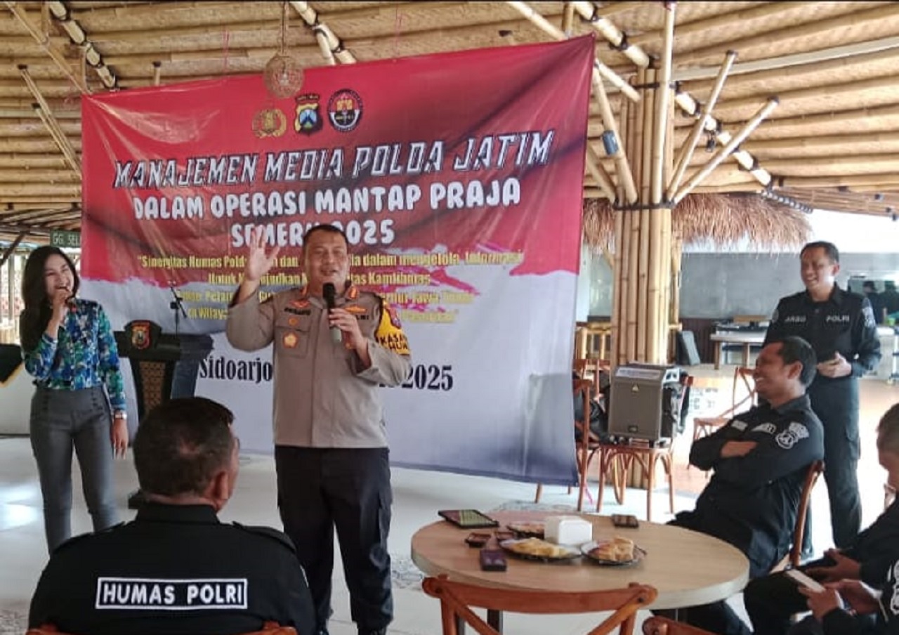 Kabid Humas Polda Jatim Kombes Pol. Dirmanto S.H, SIK dalam acara ngopi bareng awak media di Sidoarjo. SP/Hikmah