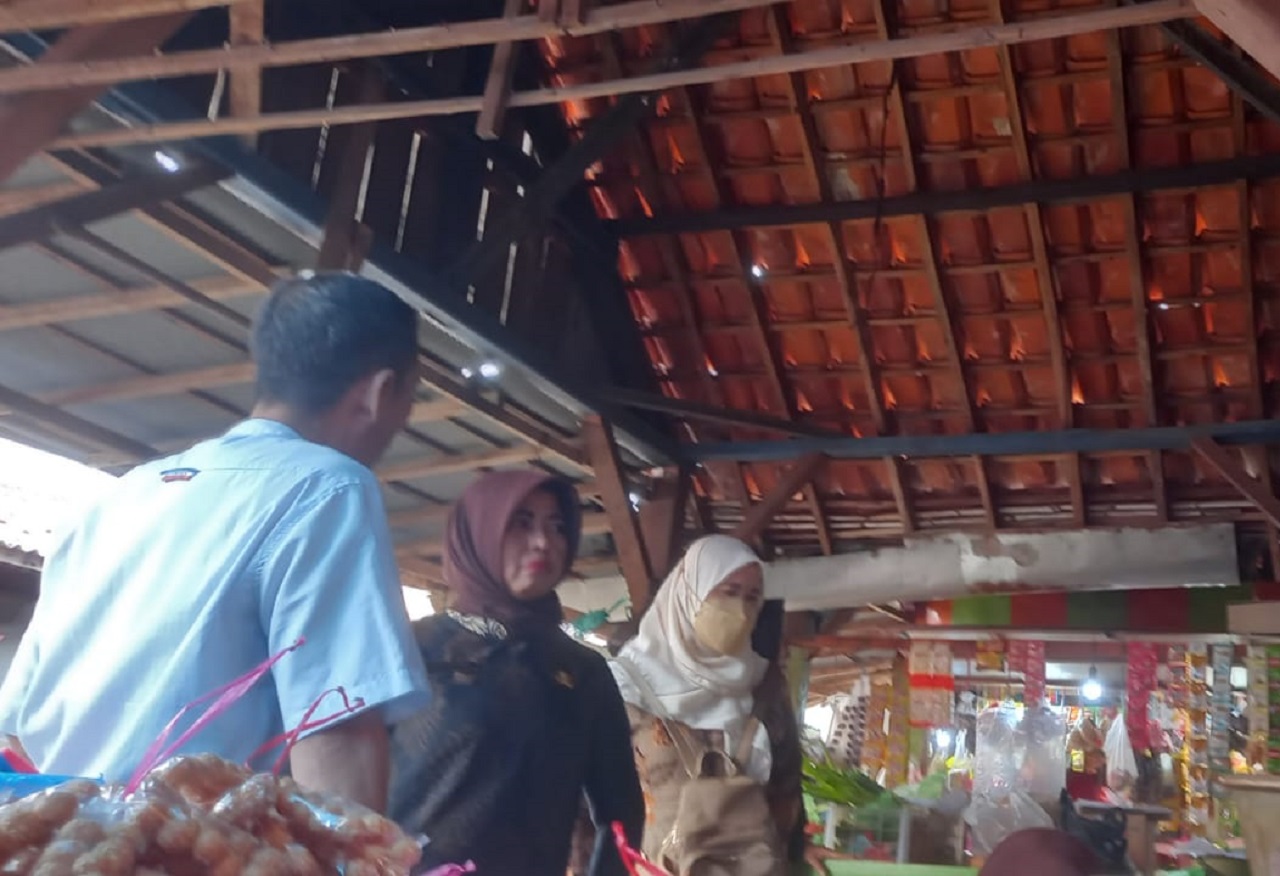 Kadiskopindag Chairijah baju hitam saat blusukan ke pasar Juklanteng. SP/ GAN