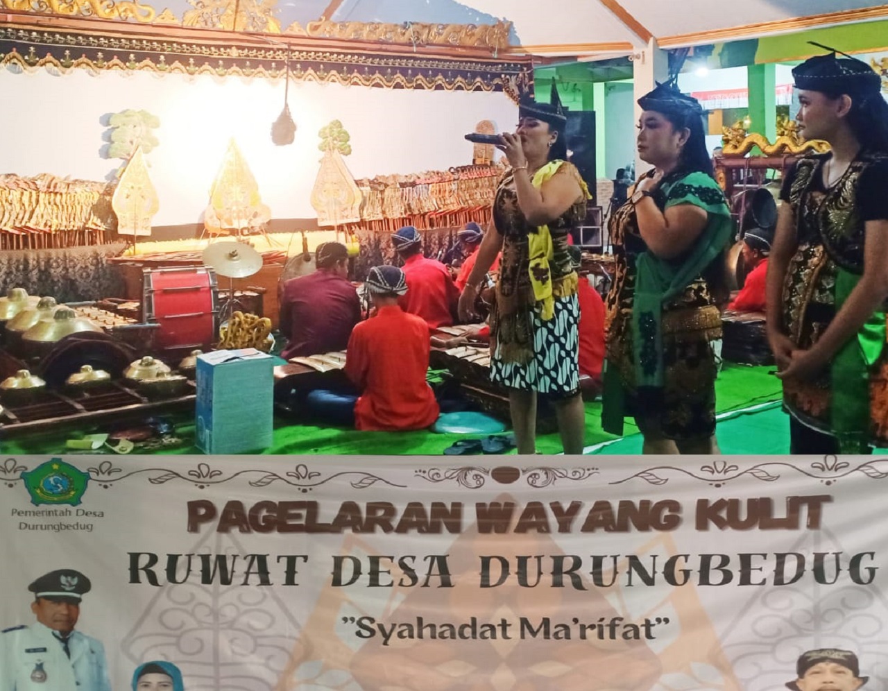 Acara pagelaran wayang kulit menjadi pelengkap kegiatan ritual ruwatan desa sambut bulan Ruwah di Desa Durung Bedug, Kecamatan Candi, Kabupaten Sidoarjo. SP/ HIKMAH