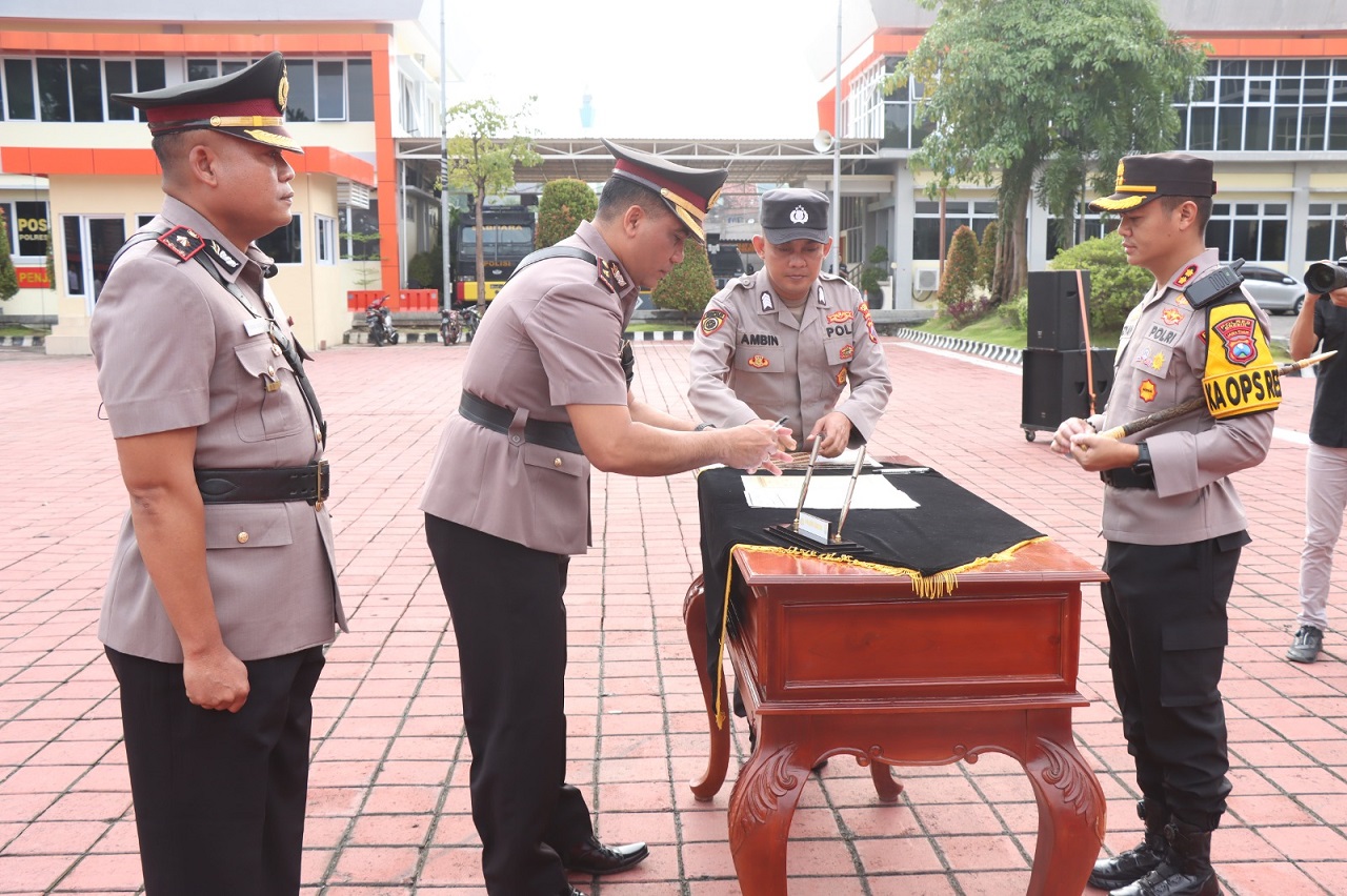 Kapolres AKBP Rovan Richard Mahenu menyaksikan sertijab Kabagops Polres Gresik dari Kompol Chakim Amrullah kepada Kompol Yusis Budi Kismanto. SP/ GRS