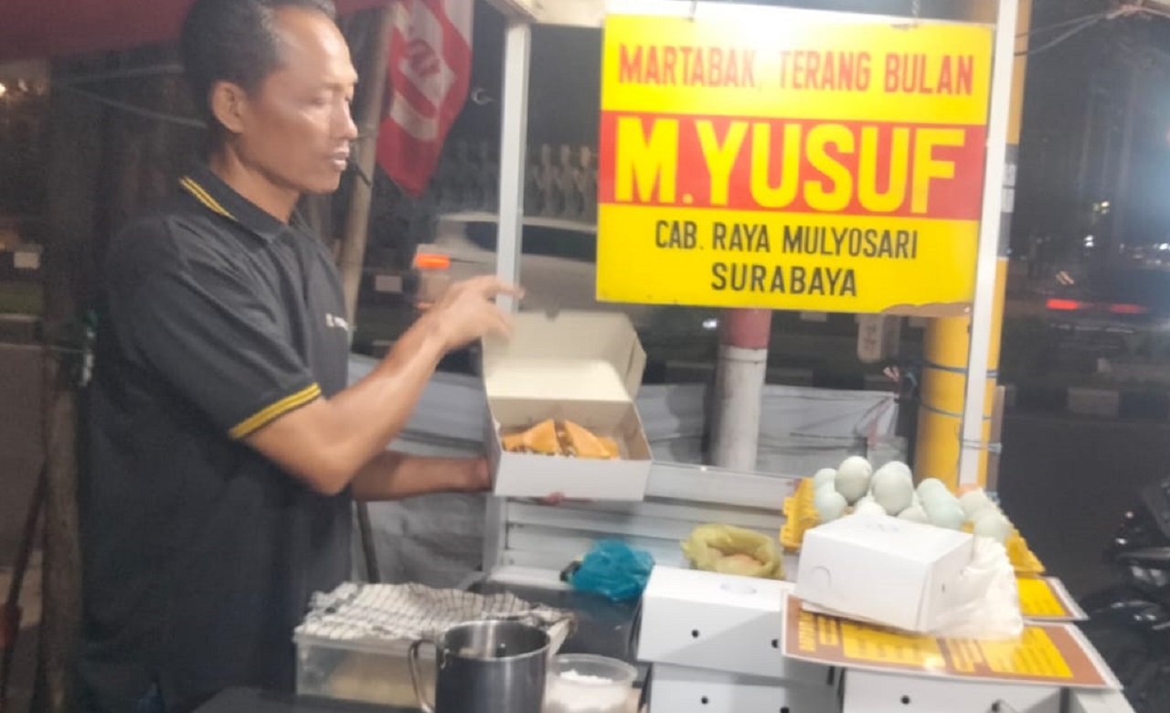 Martabak dan terang bulan M Yusuf yang berada di tenant Alfamart Jln. pahlawan no 46-47 Depan GOR Delta Sidoarjo. SP/ HANDOKO