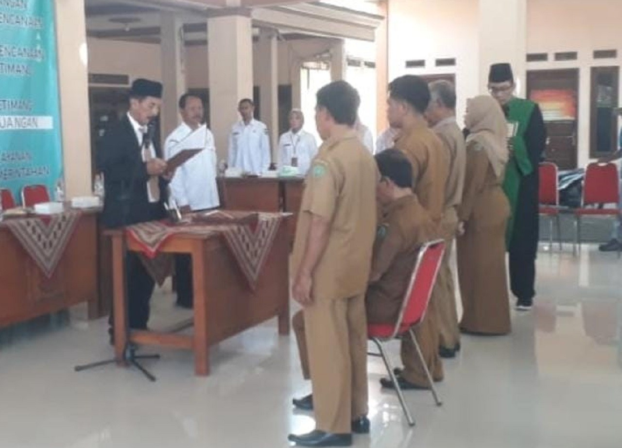 Kades Ketimang, Haji Abdul Wahab, saat melantik dan mengambil sumpah jabatan lima perangkat desa. SP/JUM